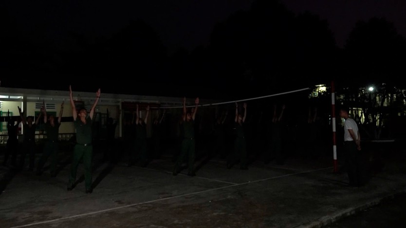 Một ngày rèn luyện của chiến sĩ trẻ tại Trung đoàn 143 - Ảnh 1.