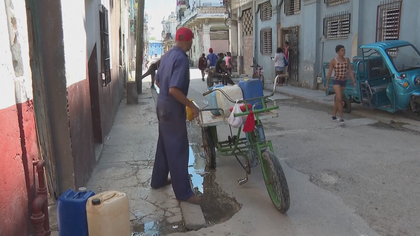 Đời sống người dân Cuba đối mặt nhiều khó khăn do thiếu điện, nước - Ảnh 2.