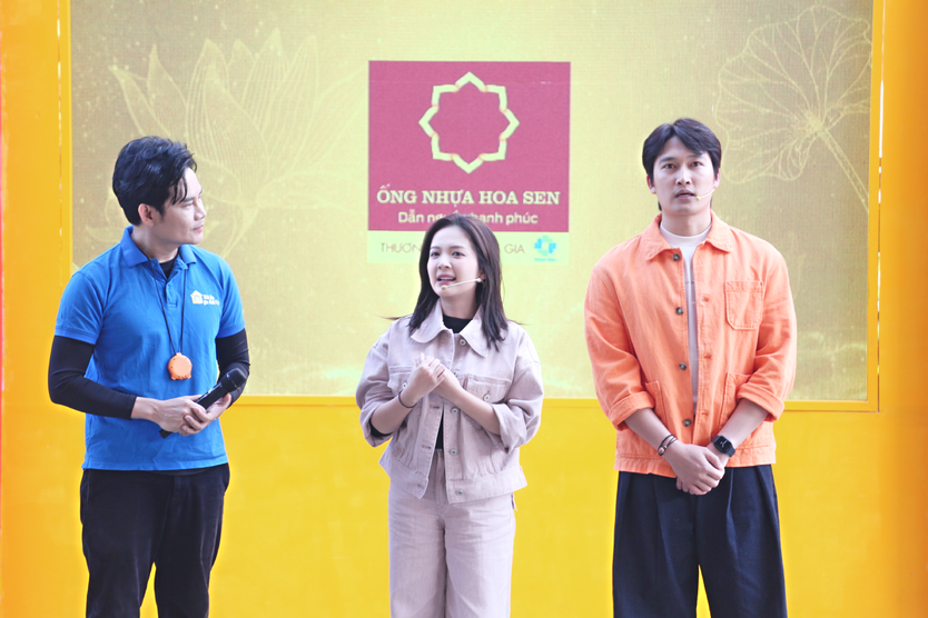 Đình Tú và vợ tặng xe đạp, hỗ trợ tiền cho hai chị em mồ côi - Ảnh 1.