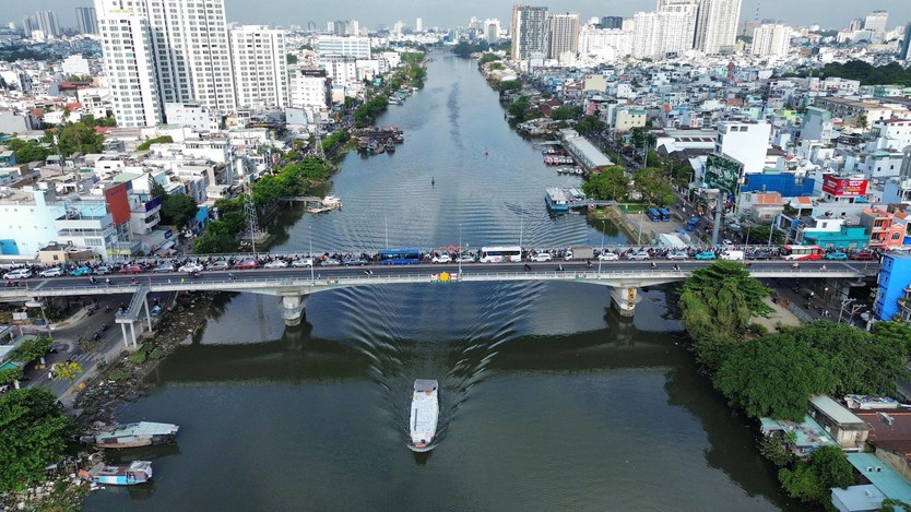 Dòng xe ken đặc trên cầu Kênh Tẻ sau tai nạn giữa xe đầu kéo và xe rác khiến tài xế tử vong - Ảnh 5.