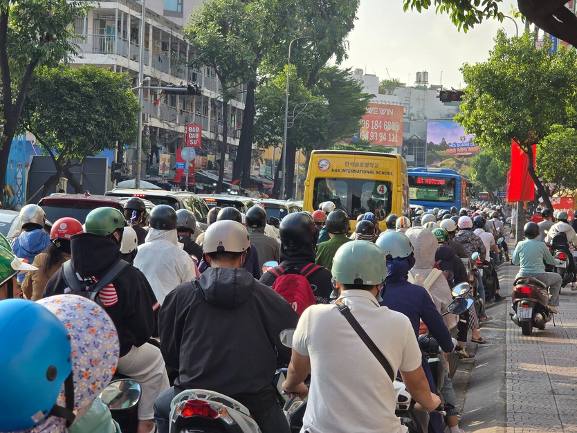 Dòng xe ken đặc trên cầu Kênh Tẻ sau tai nạn giữa xe đầu kéo và xe rác khiến tài xế tử vong - Ảnh 6.