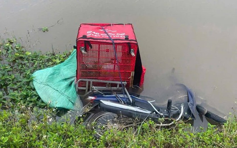 Thi thể nam shipper được phát hiện dưới mương nước - Ảnh 1.