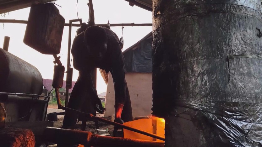 Giá nhiên liệu tăng, doanh nhân Ghana biến rác thải nhựa thành dầu diesel- Ảnh 4.