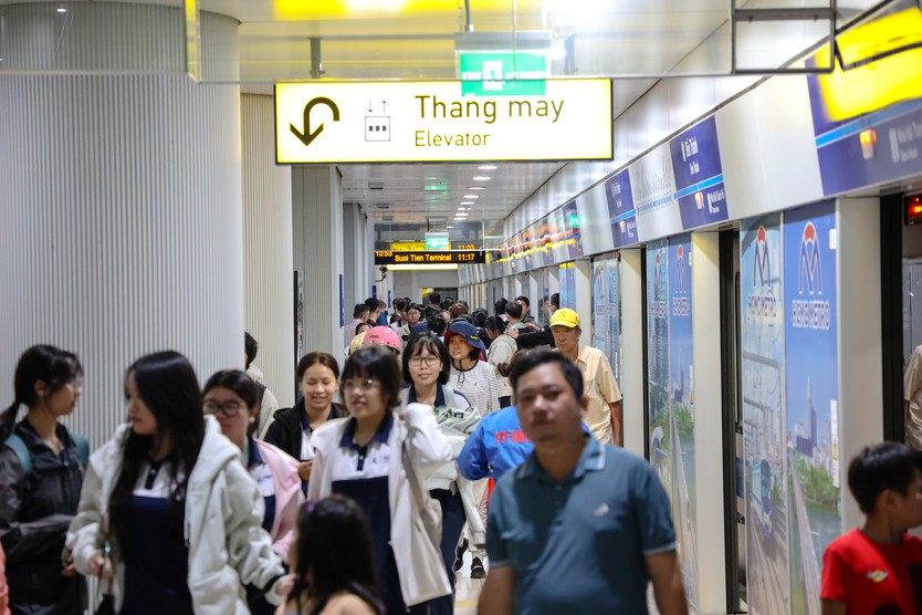 Áp lực giá xăng, sinh viên tìm đến Metro- Ảnh 7.