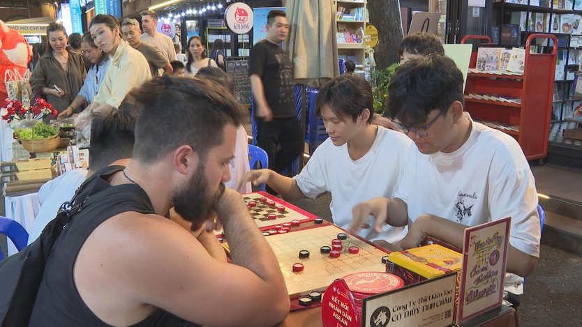 Ngày hội Sách và Văn hóa đêm: Nơi giao thoa giữa giá trị truyền thống và hơi thở đương đại - Ảnh 3.