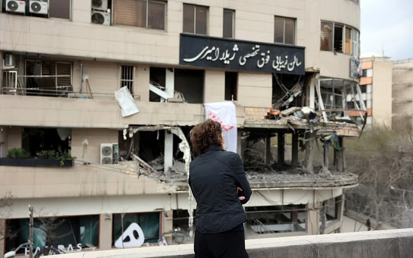 Iran: Trụ sở đài truyền hình Al Araby ở Tehran bị trúng tên lửa  - Ảnh 1.