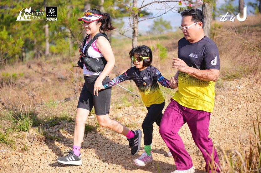 NewZround: Băng rừng, vượt núi, chạy xuyên đêm: Dalat Ultra Trail có gì mà hấp dẫn? - Ảnh 1.