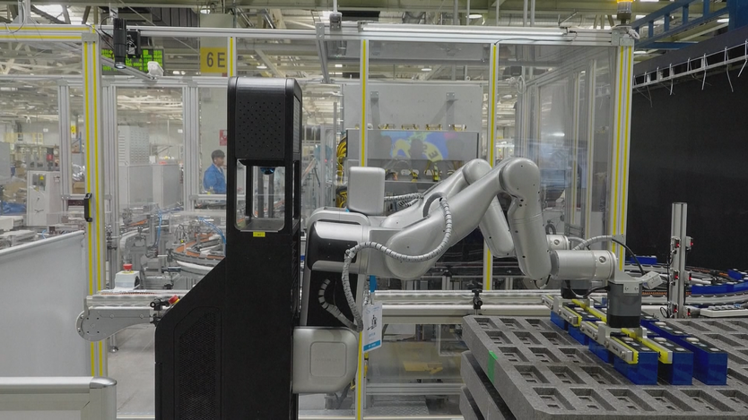 Trung Quốc: Robot hình người bắt đầu làm việc tại nhà máy - Ảnh 2.