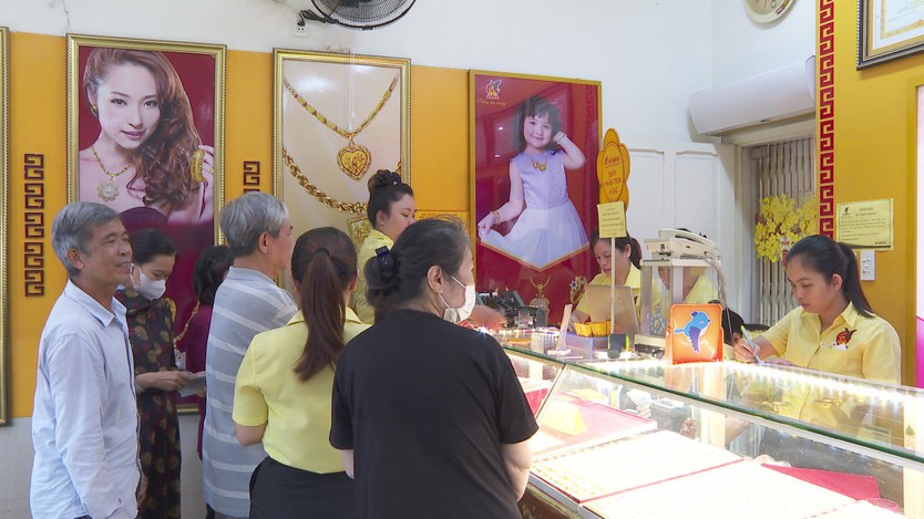 Thị trường vàng biến động mạnh: Dòng người đổ xô đi mua khi giá đảo chiều - Ảnh 2.