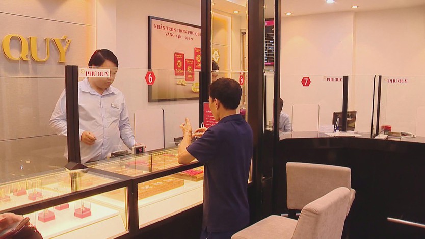 Thị trường vàng biến động mạnh: Dòng người đổ xô đi mua khi giá đảo chiều - Ảnh 1.