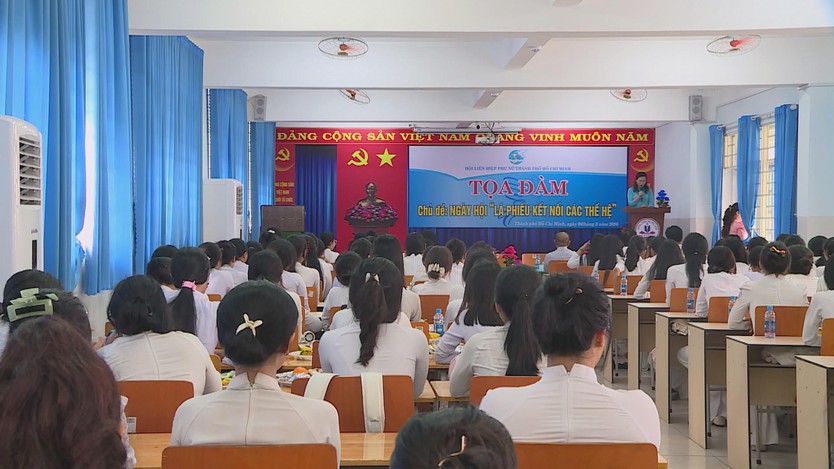 “Lá phiếu kết nối các thế hệ”: Tiếp lửa trách nhiệm công dân cho nữ sinh lần đầu đi bầu cử- Ảnh 2.