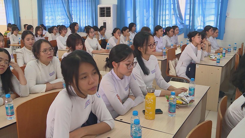 “Lá phiếu kết nối các thế hệ”: Tiếp lửa trách nhiệm công dân cho nữ sinh lần đầu đi bầu cử- Ảnh 4.