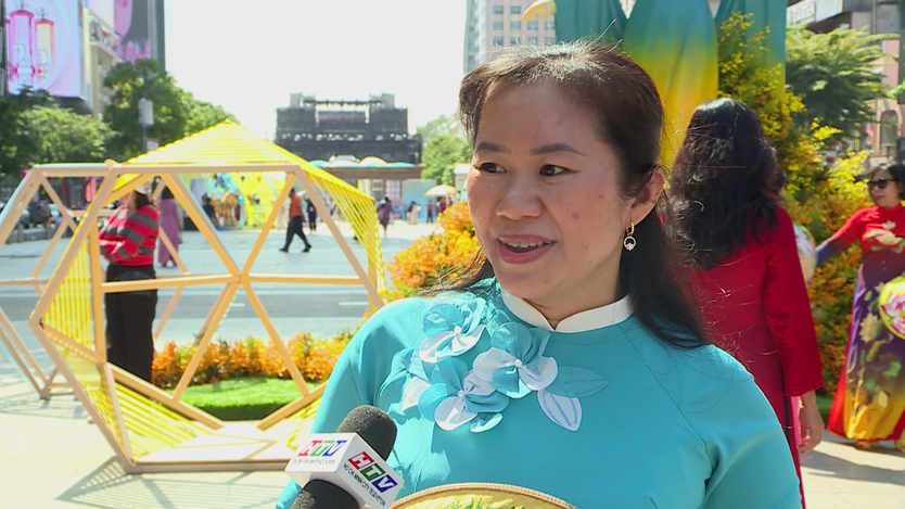 Phố đi bộ Nguyễn Huệ: "Nhuộm thắm" sắc áo dài trong ngày 8/3- Ảnh 7.