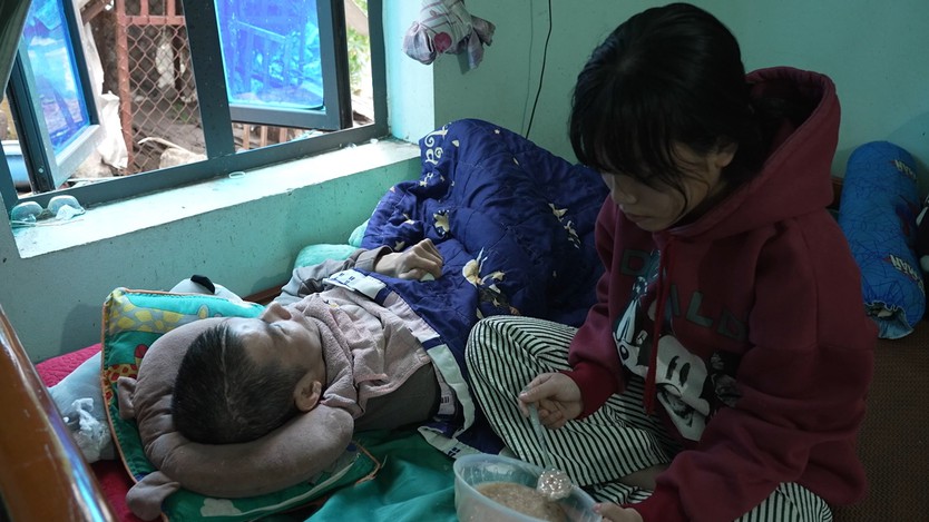 Mái ấm gia đình Việt: Cha sống thực vật, Hải Yến vừa đi học vừa phụ mẹ chăm cha - Ảnh 1.