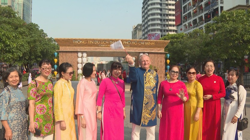 Thành phố Hồ Chí Minh: Ấn tượng màn đồng diễn dân vũ với áo dài - Ảnh 3.