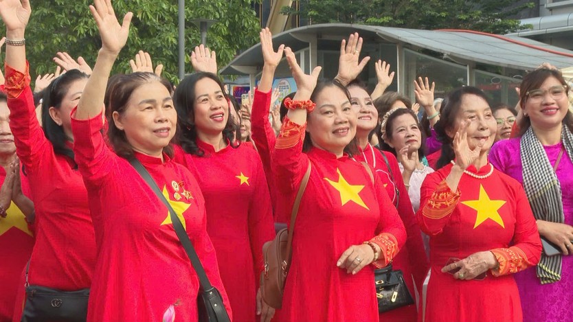Thành phố Hồ Chí Minh: Ấn tượng màn đồng diễn dân vũ với áo dài - Ảnh 4.