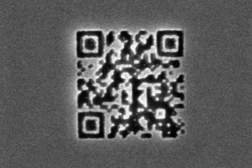 Mã QR nhỏ hơn hạt bụi chứa đựng bí mật về tương lai lưu trữ vĩnh cửu - Ảnh 1.