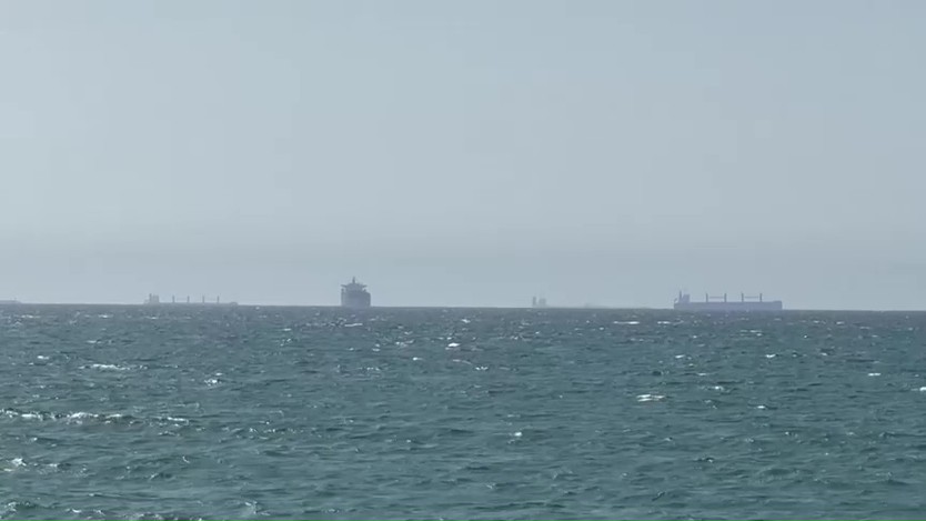 Tàu dầu vượt Eo biển Hormuz bất chấp lệnh phong tỏa của Mỹ - Ảnh 2.