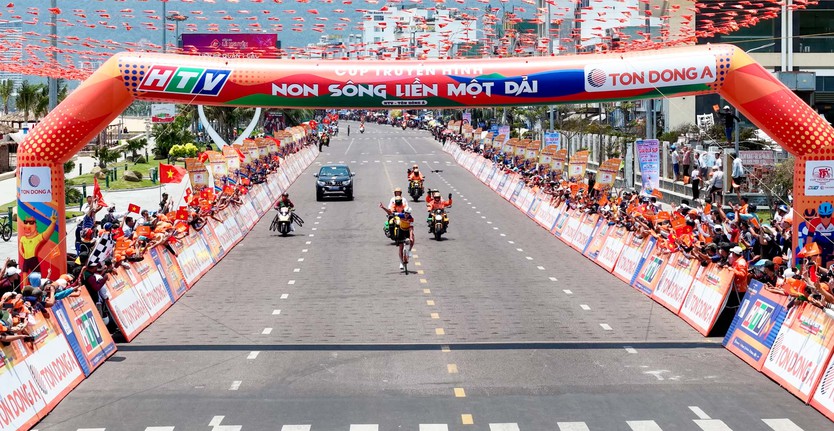 Ảnh đẹp chặng 12 | Cúp Truyền hình 2026: Những vòng quay rực rỡ trên cung đường duyên hải - Ảnh 19.