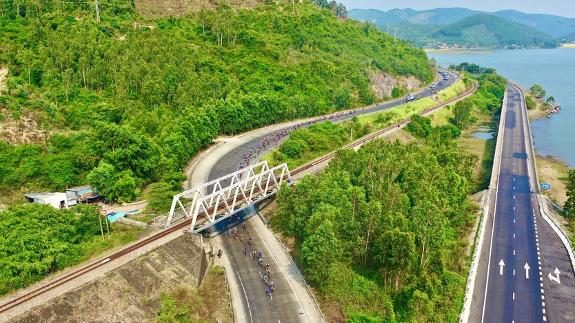 Ảnh đẹp chặng 12 | Cúp Truyền hình 2026: Những vòng quay rực rỡ trên cung đường duyên hải - Ảnh 8.