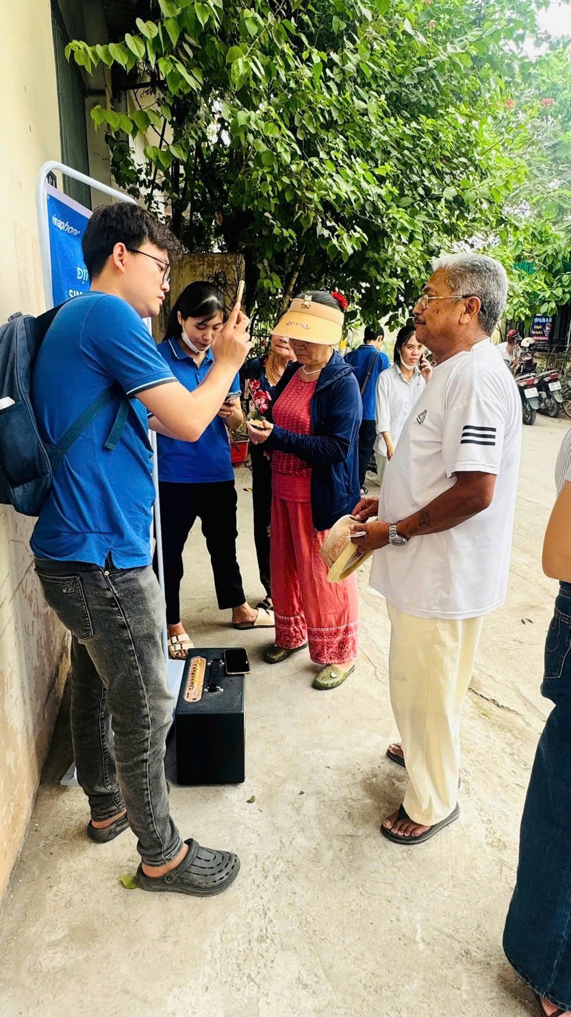 Các nhà mạng hỗ trợ người dân đăng ký trong ngày đầu xác thực thông tin thuê bao  - Ảnh 4.