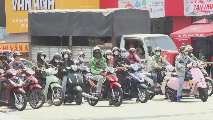 Nắng nóng vẫn tiếp diễn tại TP. Hồ Chí Minh- Ảnh 1.