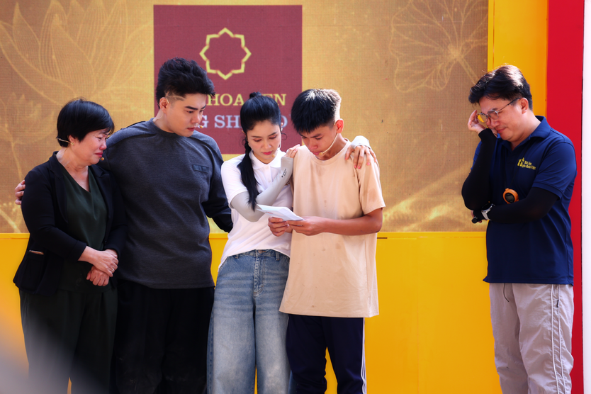 Song Luân, Anh Tú, Đỗ Nhật Hoàng hội ngộ tại "Mái ấm gia đình Việt" - Ảnh 4.