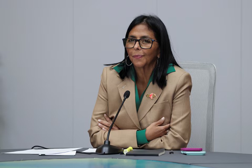 Mỹ dỡ bỏ trừng phạt Tổng thống lâm thời Venezuela Delcy Rodriguez - Ảnh 1.
