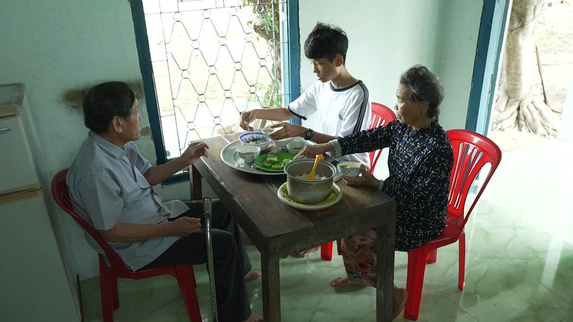Mái ấm gia đình Việt: Quang Phú luôn day dứt vì nghĩ mình là gánh nặng - Ảnh 3.