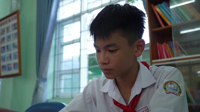 Khải Minh sống nhờ hàng xóm 10 năm, mong sớm thành tài chữa bệnh cho mẹ - Ảnh 9.