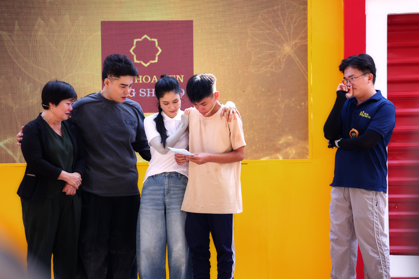 Khải Minh sống nhờ hàng xóm 10 năm, mong sớm thành tài chữa bệnh cho mẹ - Ảnh 13.