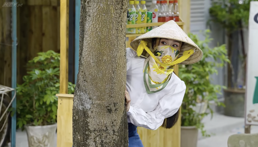 Lẹ không trễ tàu: Trốn văn nghệ, dính luôn tình người - Ảnh 2.