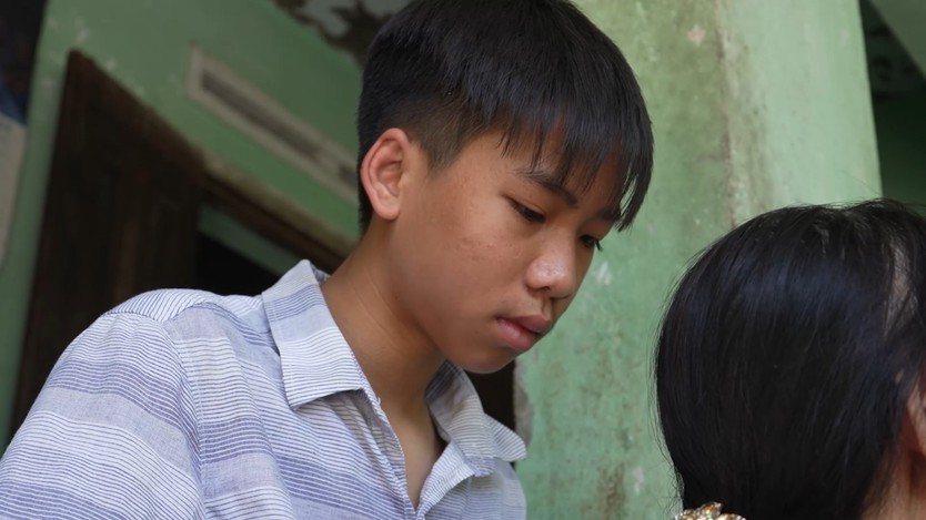 Mái ấm gia đình Việt: Cậu bé Tấn Đạt vừa học vừa cắt cỏ phụ bà nuôi mẹ bệnh- Ảnh 1.