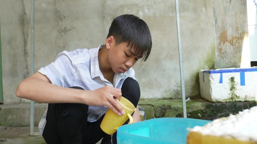 Mái ấm gia đình Việt: Cậu bé Tấn Đạt vừa học vừa cắt cỏ phụ bà nuôi mẹ bệnh- Ảnh 3.