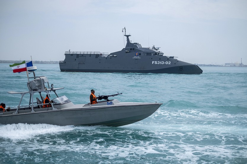 Iran bắt giữ 2 tàu tại Eo biển Hormuz - Ảnh 2.