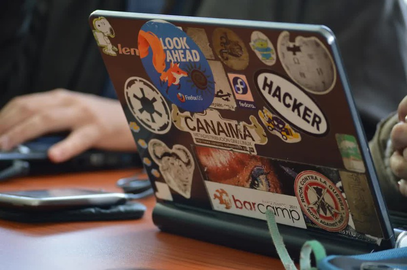 Thói quen 'trang trí' laptop có thể khiến máy nhanh xuống cấp - Ảnh 1.