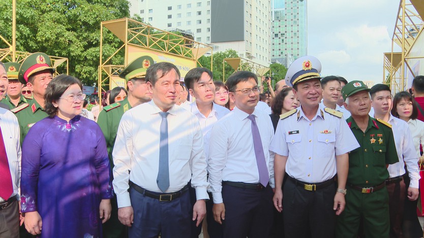 Ngắm nhìn một dải non sông và ký ức rực rỡ của TP. Hồ Chí Minh với hơn 300 tác phẩm triển lãm ảnh - Ảnh 2.