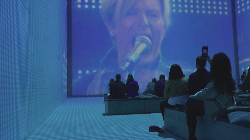 “David Bowie: Anh Không Cô Đơn” – Triển lãm tái hiện huyền thoại âm nhạc - Ảnh 2.