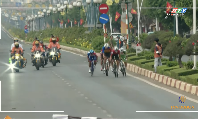 Chặng 20 Cúp Truyền hình 2026: Ngoại binh Pawel Szostka bứt phá sprint 1 - Ảnh 1.