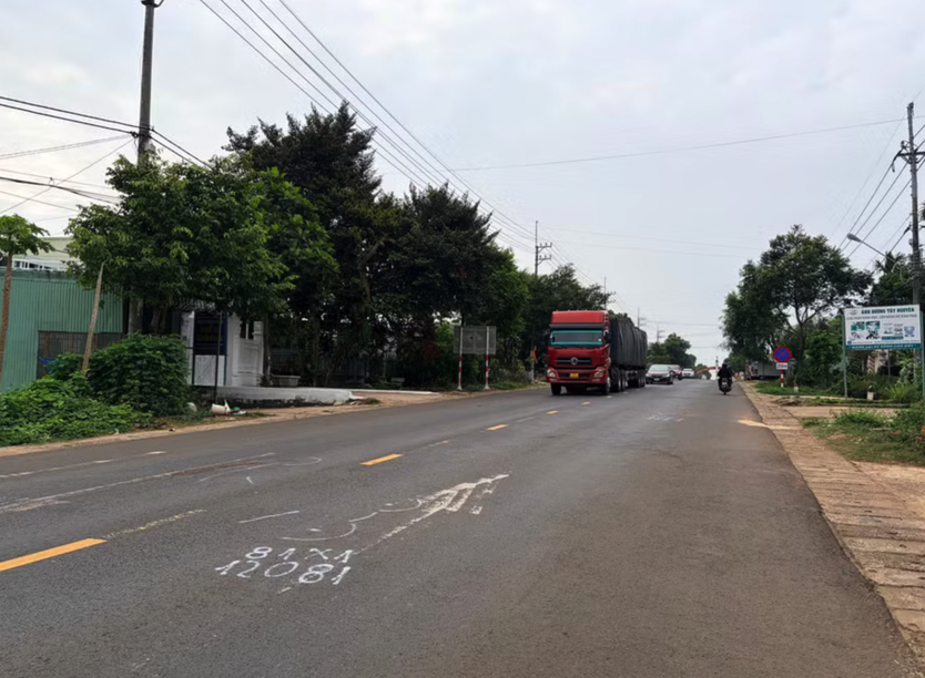 2 xe máy chạy ngược chiều lao vào nhau, 3 người chết - Ảnh 1.