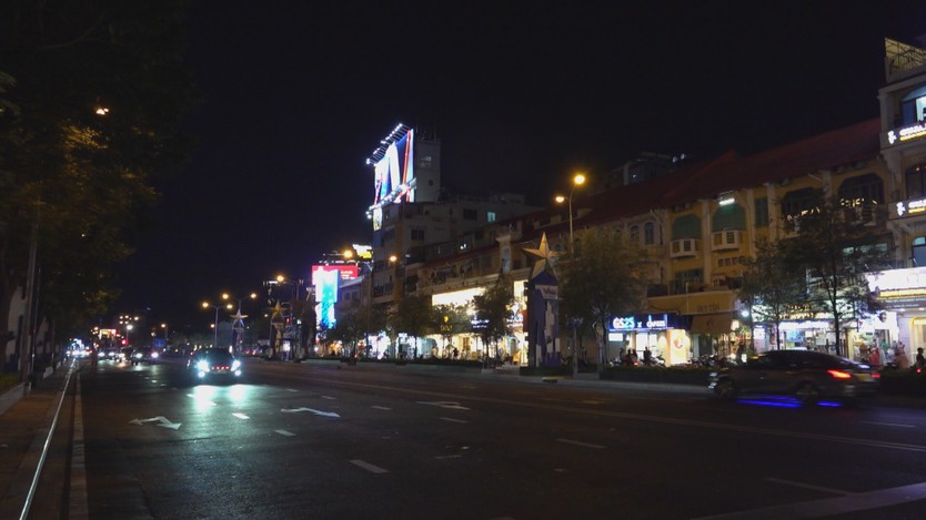 Nhiều biển quảng cáo lớn ngoài trời ở TP. Hồ Chí Minh tắt điện từ 22 giờ tới sáng - Ảnh 2.