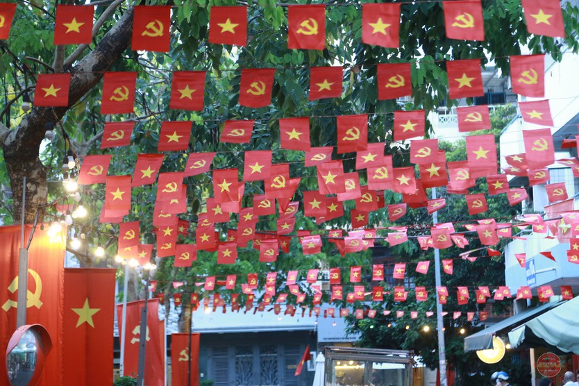 TP. Hồ Chí Minh rực rỡ sắc đỏ cờ hoa, tưng bừng không khí chào mừng đại lễ 30/4- Ảnh 7.