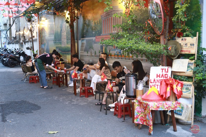 TP. Hồ Chí Minh rực rỡ sắc đỏ cờ hoa, tưng bừng không khí chào mừng đại lễ 30/4- Ảnh 12.