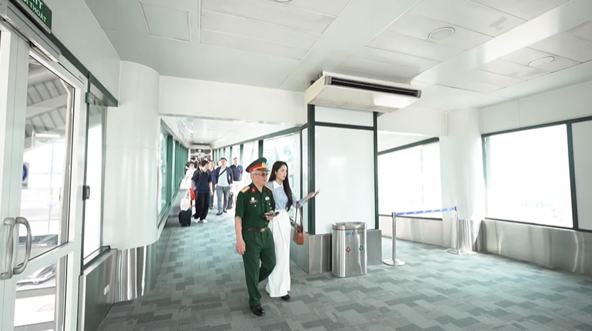 Chuyến bay tháng Tư mang theo niềm tự hào ngày đất nước thống nhất - Ảnh 1.