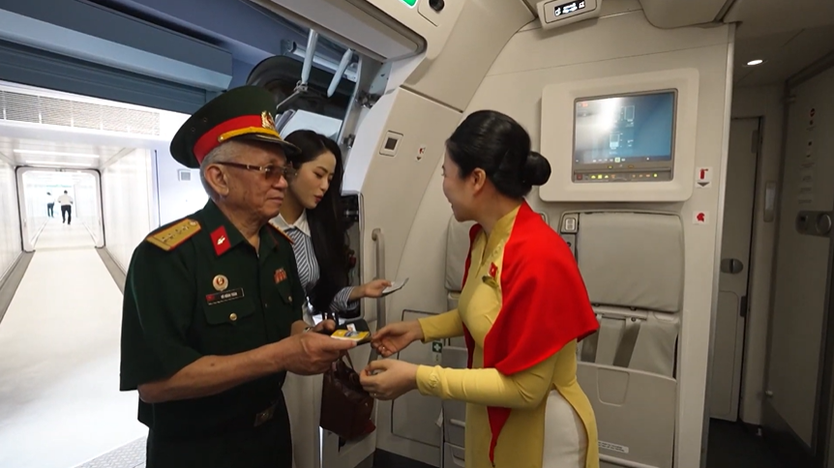 Chuyến bay tháng Tư mang theo niềm tự hào ngày đất nước thống nhất - Ảnh 2.