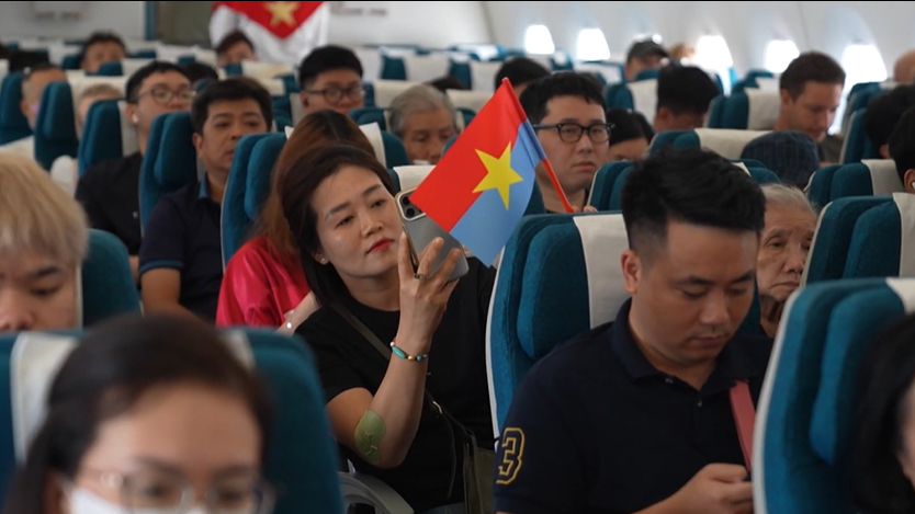 Chuyến bay tháng Tư mang theo niềm tự hào ngày đất nước thống nhất - Ảnh 9.