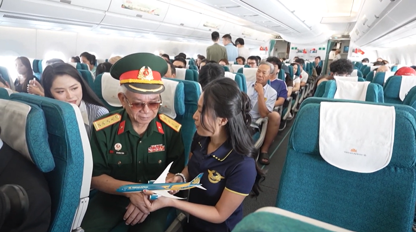 Chuyến bay tháng Tư mang theo niềm tự hào ngày đất nước thống nhất - Ảnh 13.