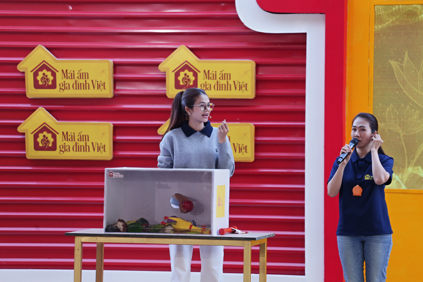 "Mái ấm gia đình Việt" tập 5 trao gần 600 triệu đồng cho các em nhỏ mồ côi- Ảnh 4.