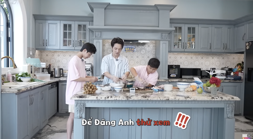 Mẹ vắng nhà, Ba là siêu nhân: Mâm cơm gắn kết tình thân ba thế hệ- Ảnh 3.