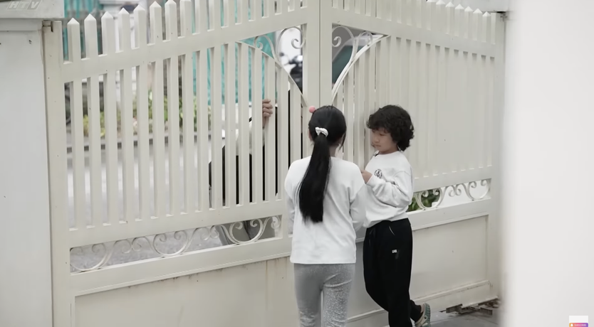 Mẹ vắng nhà, Ba là siêu nhân: Ca sĩ Tuấn Hưng dạy con kỹ năng "sinh tồn" trước người lạ - Ảnh 1.